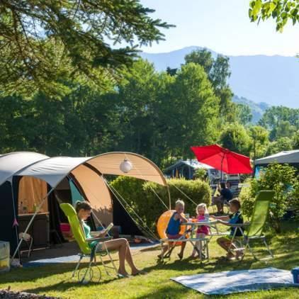 Des emplacements plats et gazonnés pour votre tente